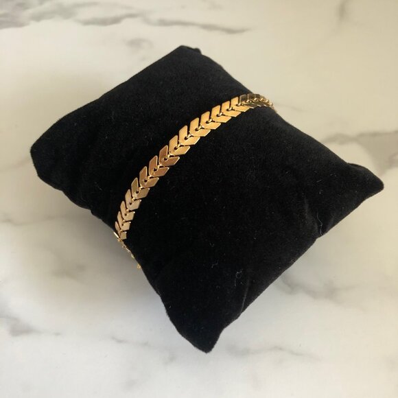 Arrow Leaf Style Shimmery Bracelet - Gold Plated - Picture 1 of 4